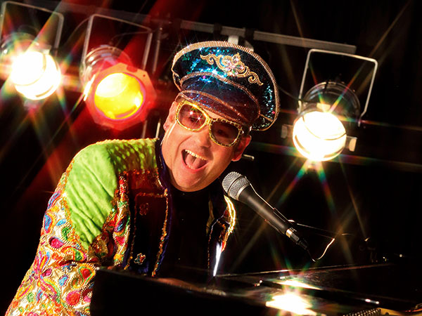 Ducki Duckstein als Elton John bei BITCH IS BACK